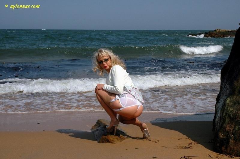 Milf amatoriale bionda in calze di nylon sulla spiaggia
 #78029803