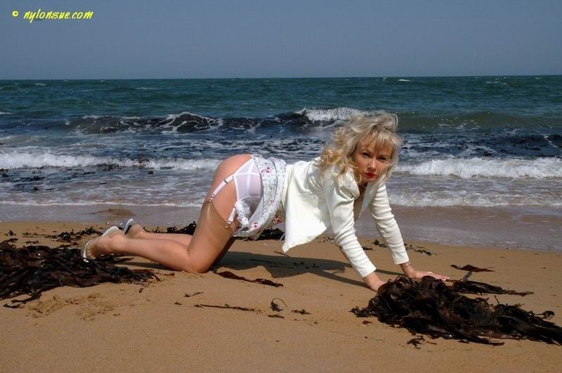 Milf amatoriale bionda in calze di nylon sulla spiaggia
 #78029816
