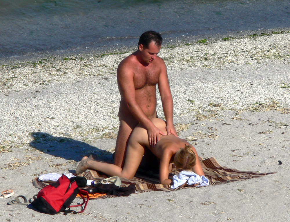 Nena caliente conmociona la playa cuando se desnuda
 #72244056