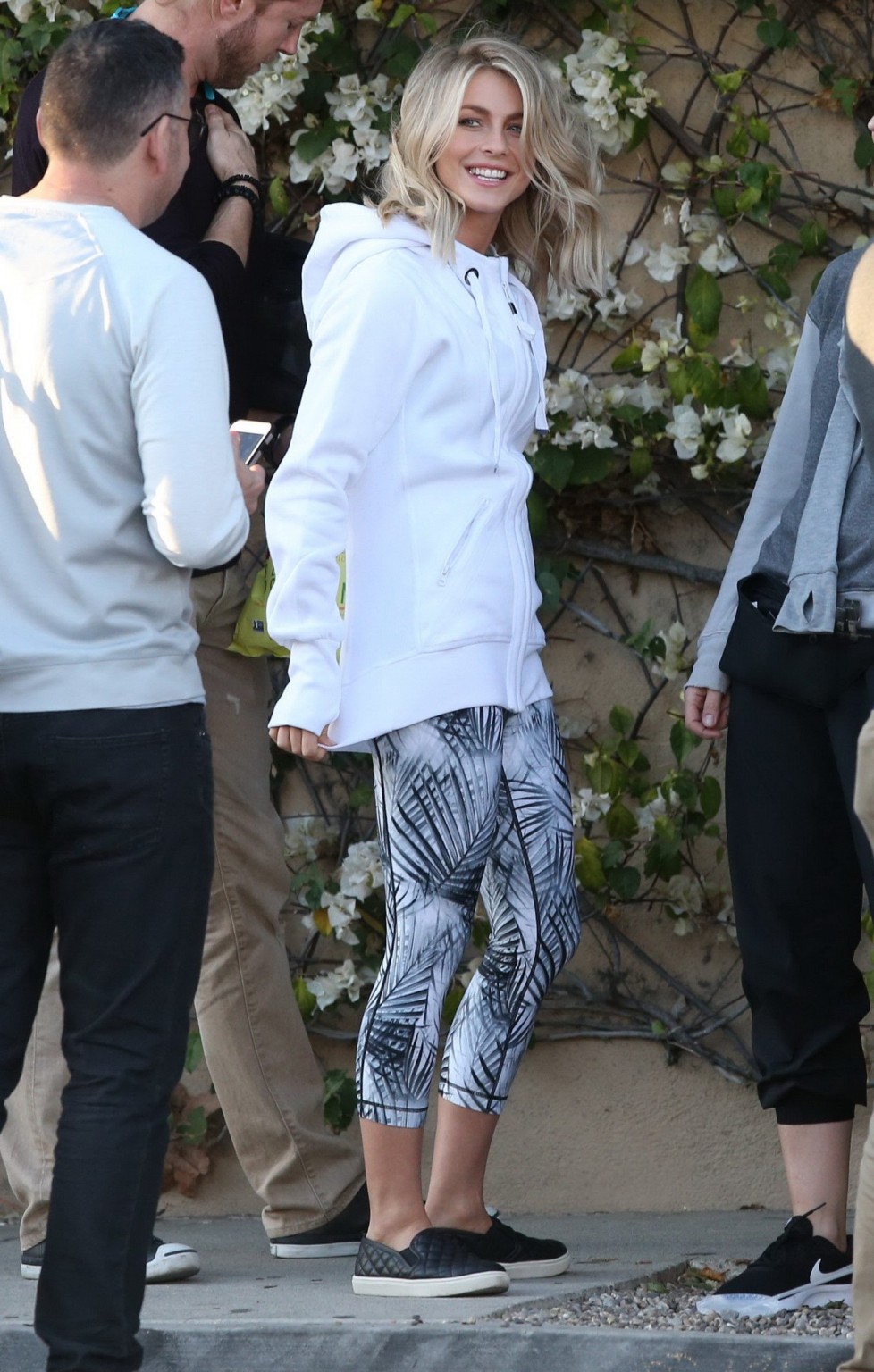 Julianne hough vollbusig in winzigem crop top und strumpfhose
 #75146931