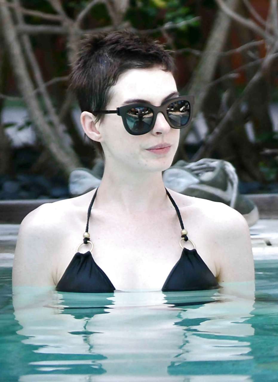 Anne hathaway exponiendo su enorme escote con un vestido sexy
 #75232822