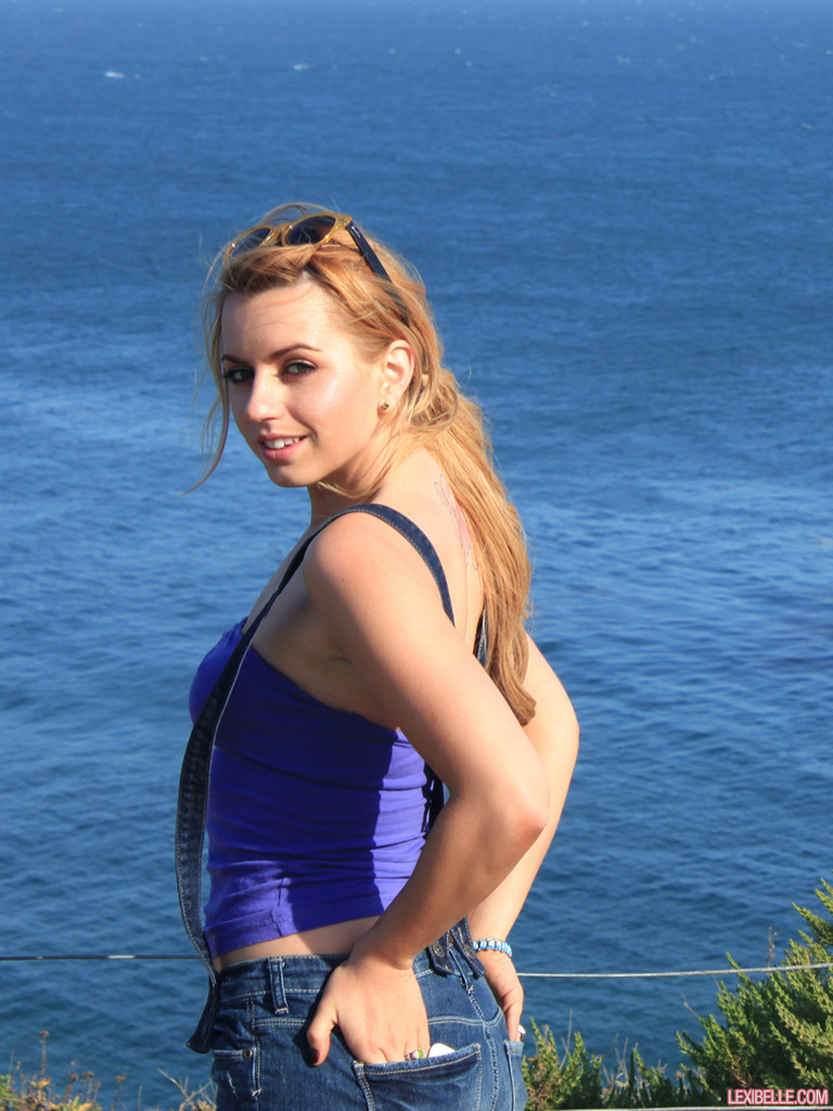 Lexi belle se promenant et s'exhibant en plein air
 #67871218