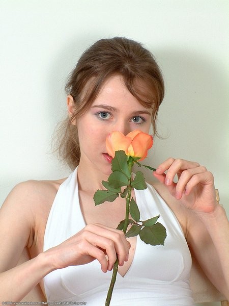 Die hübsche Zophia teilt ihre haarige Muschi mit einer Blume
 #67347716