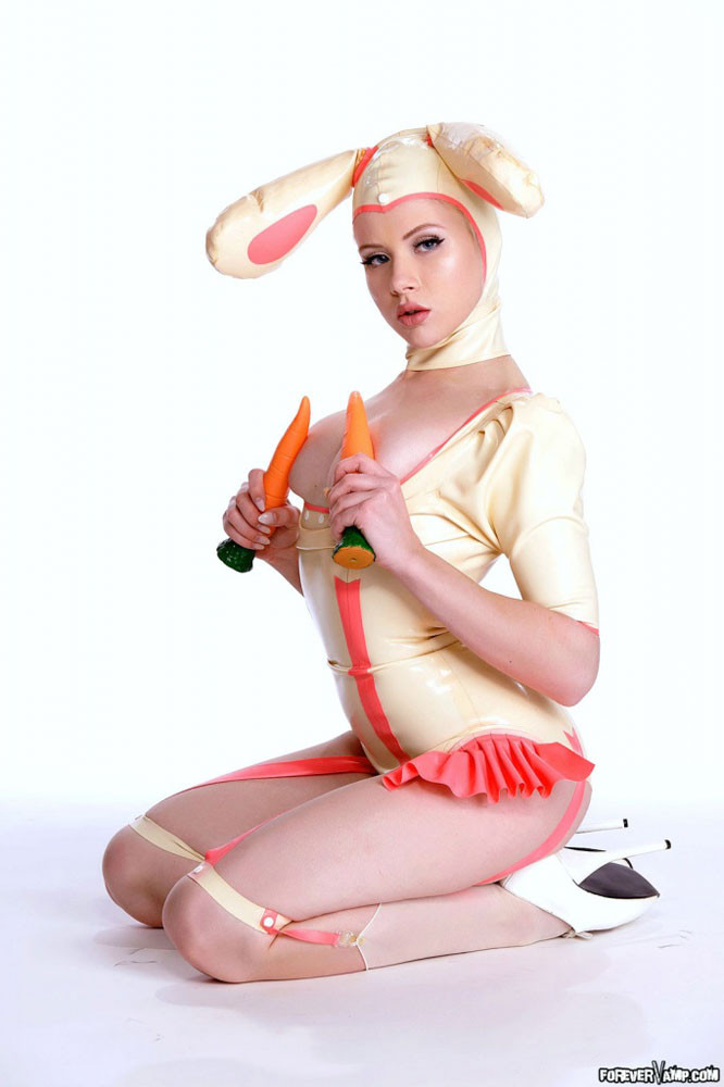 Mosh bringt eine andere Art von köstlichen Nervenkitzel in ihrem sexy Latex-Häschen ou
 #70321230