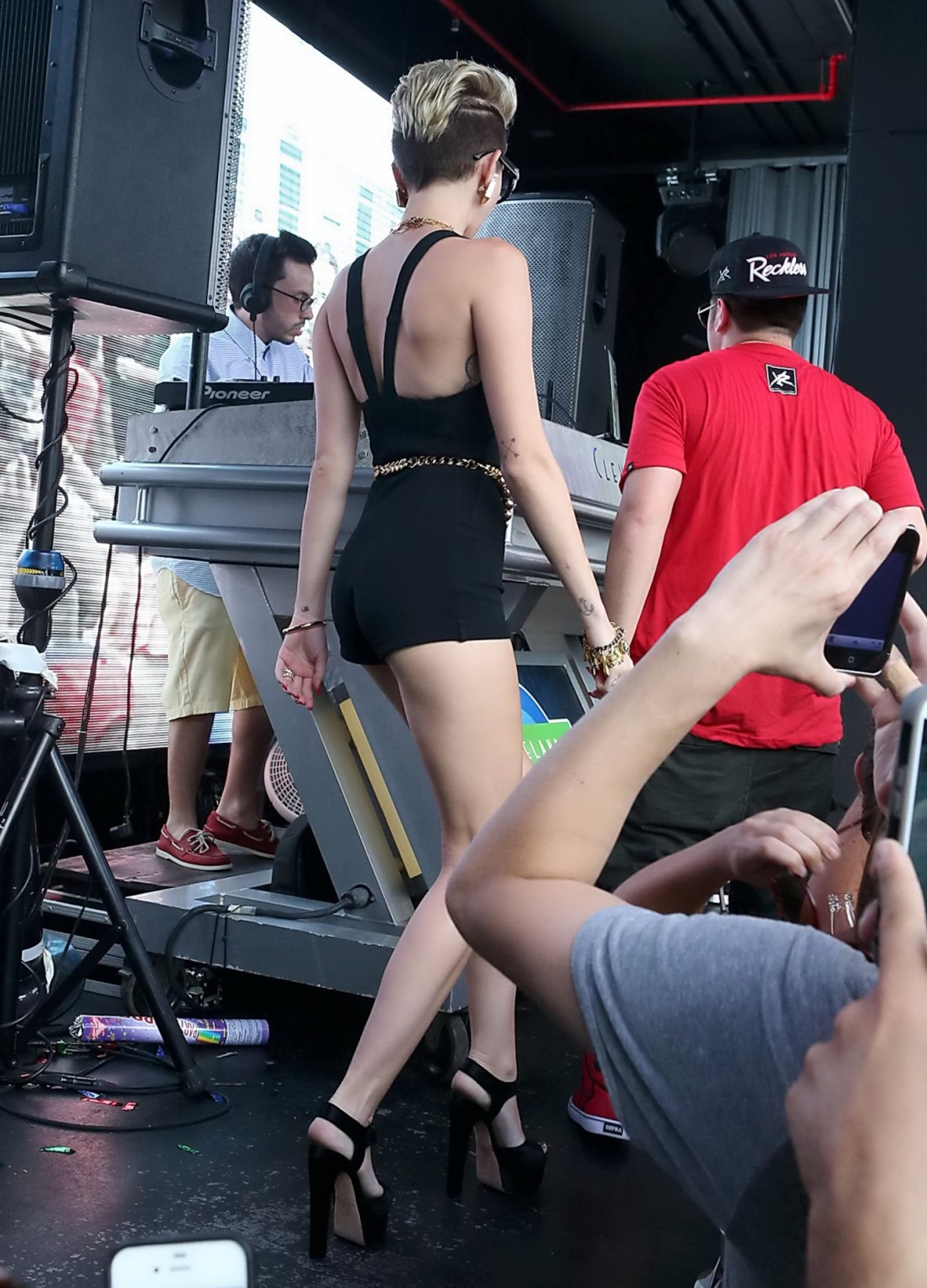Miley Cyrus portant un body noir moulant à la fête de la piscine du Y100 Mack-a-Poolooza. 
 #75226832