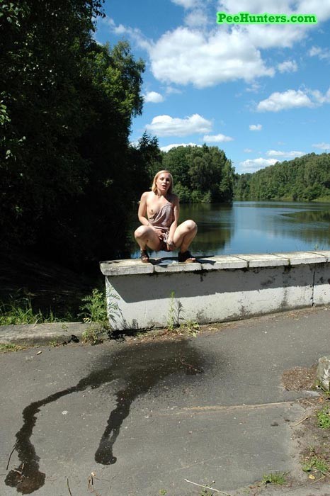 Fieses Teenie treibt Wassersport im öffentlichen Park
 #78690676