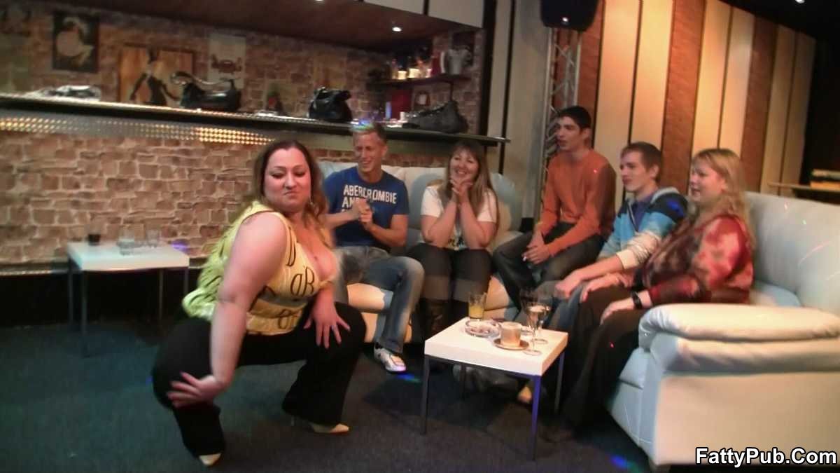 Están bebiendo y bailando en la gran fiesta y las putas gordas dan el p
 #71823059