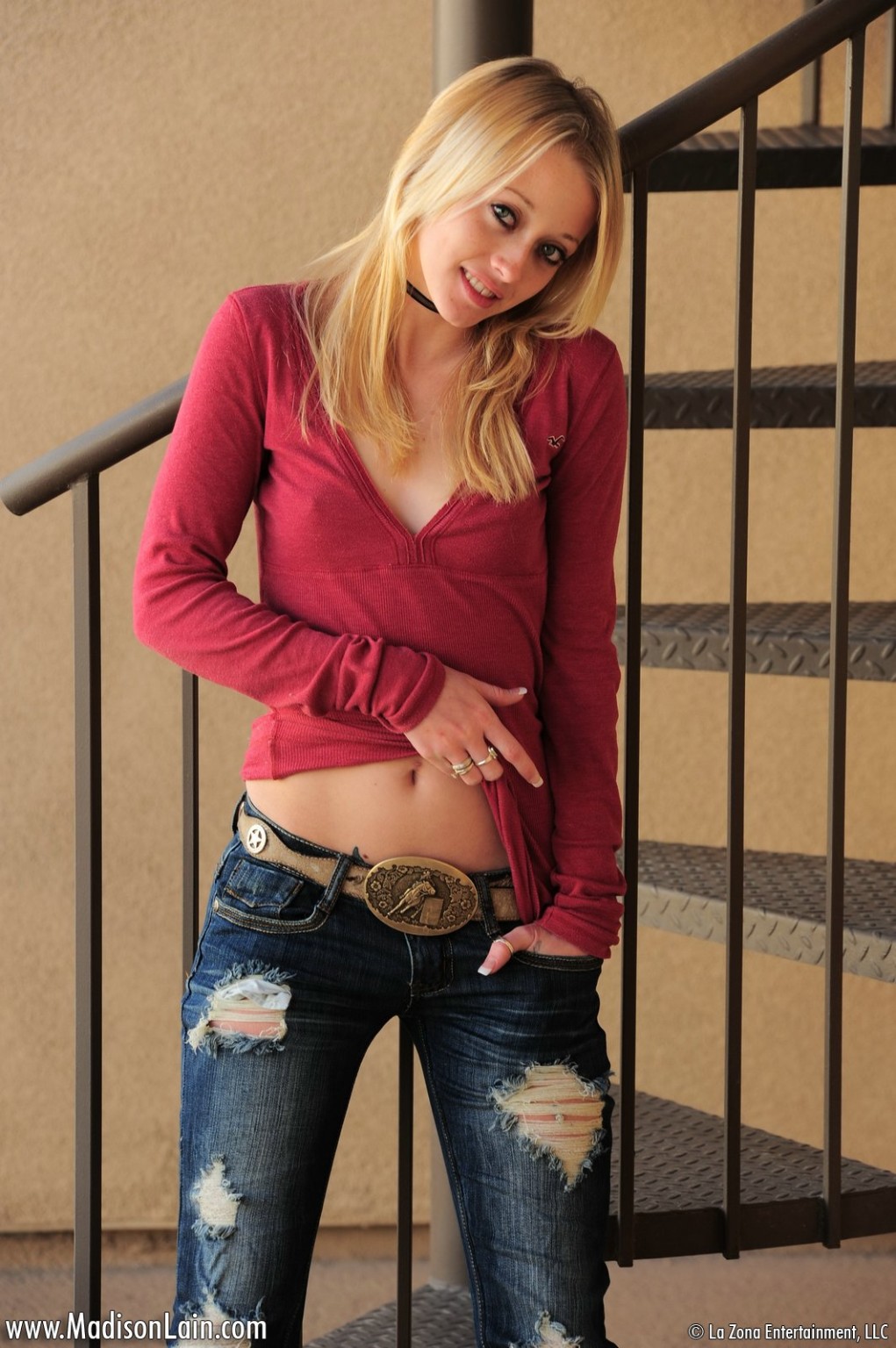 スリムなブロンドのティーンは、おもちゃ
 #78736283