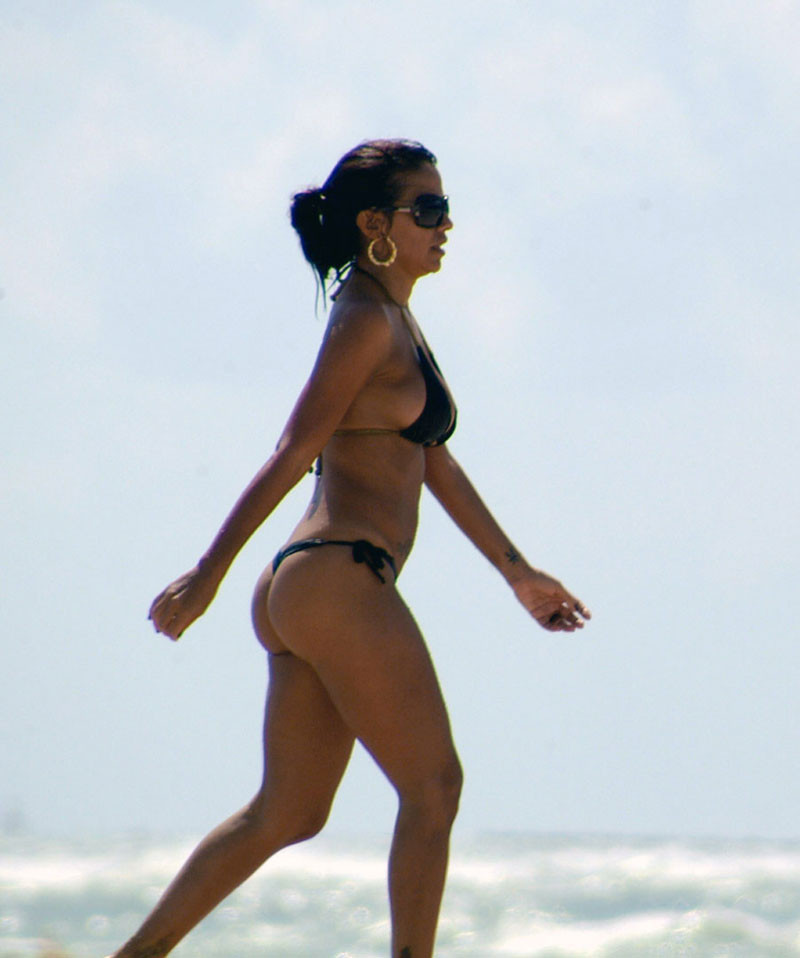 Vida guerra zeigt erhabenen Arsch im Bikini
 #75311187