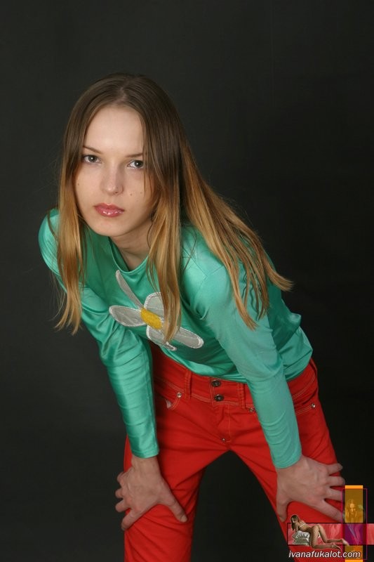 Pequeña joven se desnuda y juega con sus alegres tetas
 #70650364