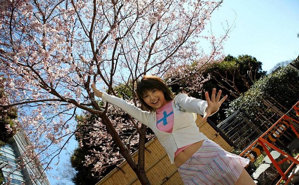 Azumi harusaki asian cutie poses al aire libre muestra el culo
 #69819903