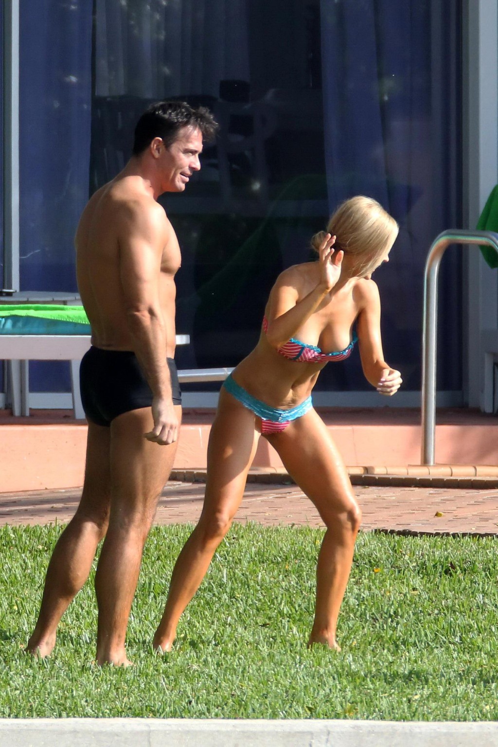 Busty Joanna Krupa trägt einen trägerlosen Bikini in Miami
 #75210596