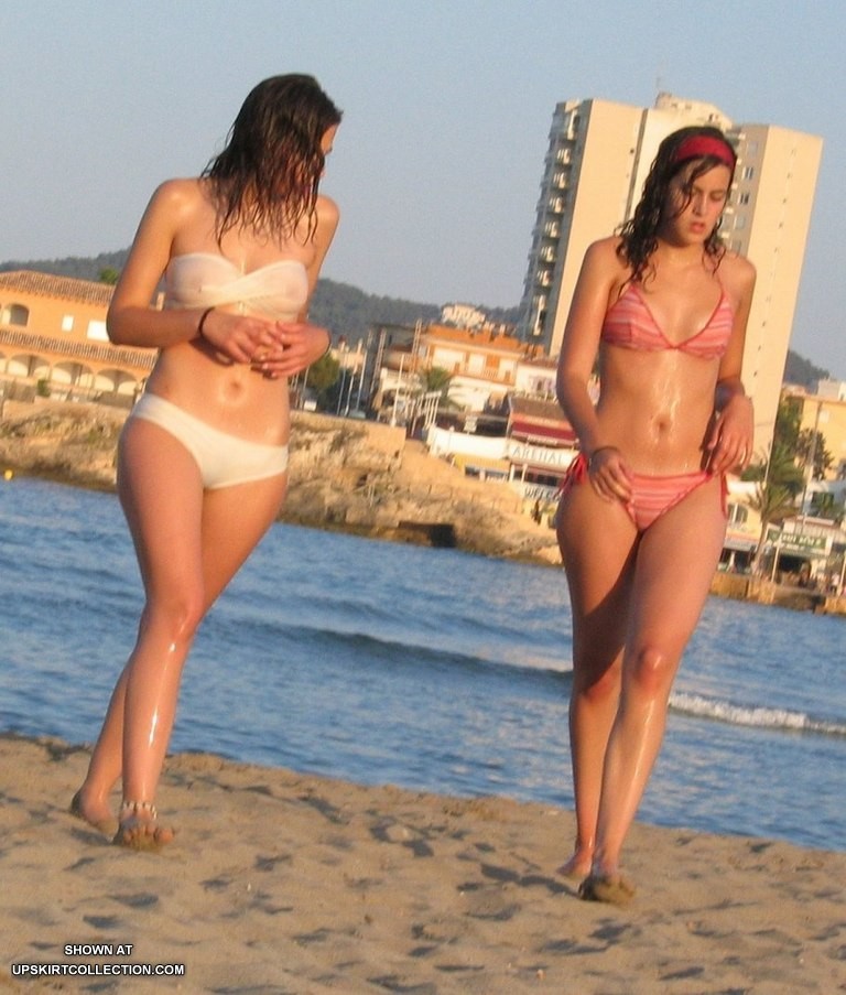 Chicas en bikinis mojados grabados en varias poses
 #73183150