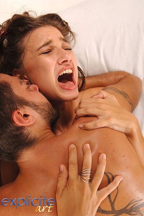 Estas dos nenas lesbianas finalmente aceptaron involucrar a los hombres en su juego sexual. ..
 #76877579
