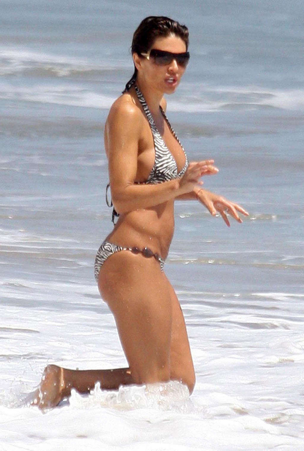 Lisa Rinna mostrando incredibile culo sexy in bikini sulla spiaggia
 #75373613