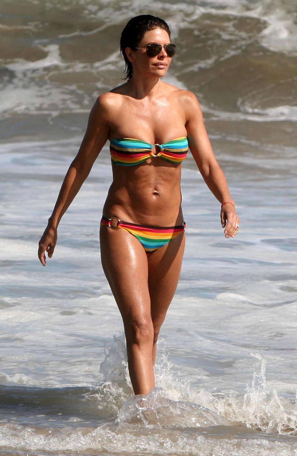 Lisa Rinna mostrando incredibile culo sexy in bikini sulla spiaggia
 #75373649