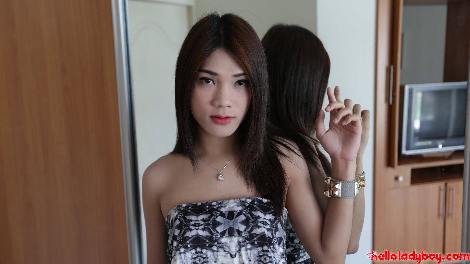 Sexy thailändischer Ladyboy saugt den Schwanz ihres weißen Touristenfreundes
 #77877348