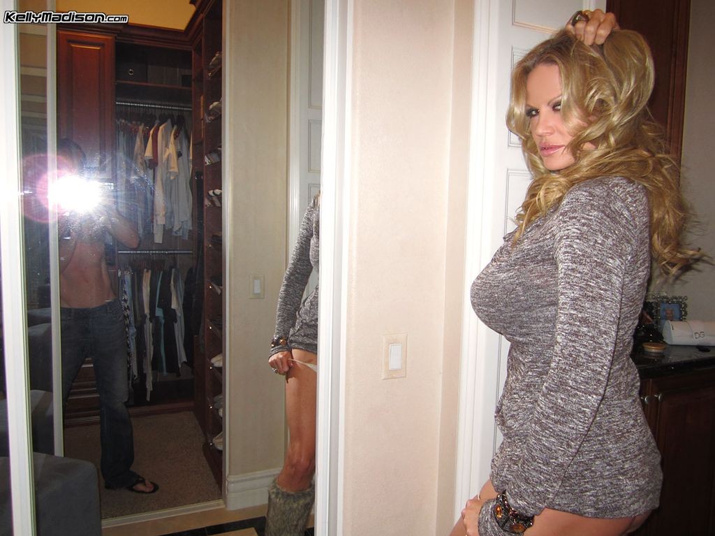 Kelly Madison, une milf aux gros seins, trayant un gros pénis.
 #73473535