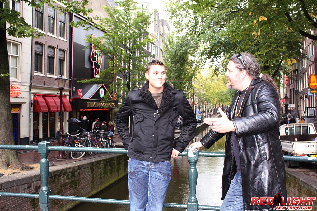 Prostituta pallida e magra di Amsterdam che si lavora un ragazzo per un po' di soldi
 #68823551