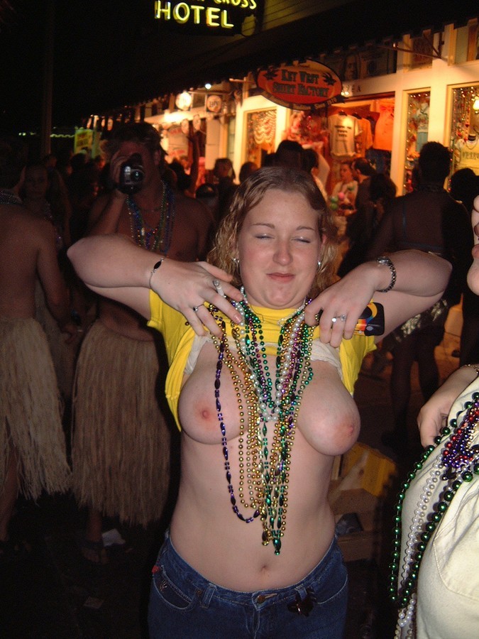 Jóvenes con enormes pechos naturales
 #77100268