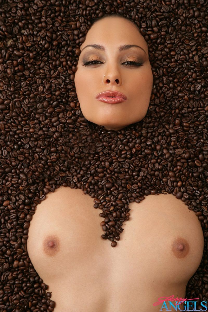 Freche Aneta Keys macht sich nackt, um ihre Tasse Kaffee zu trinken
 #72776312