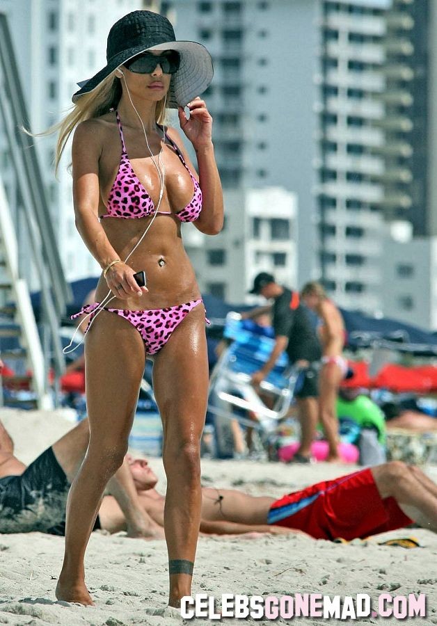 Shauna Sand expose ses jambes en bikini à la plage.
 #75357657