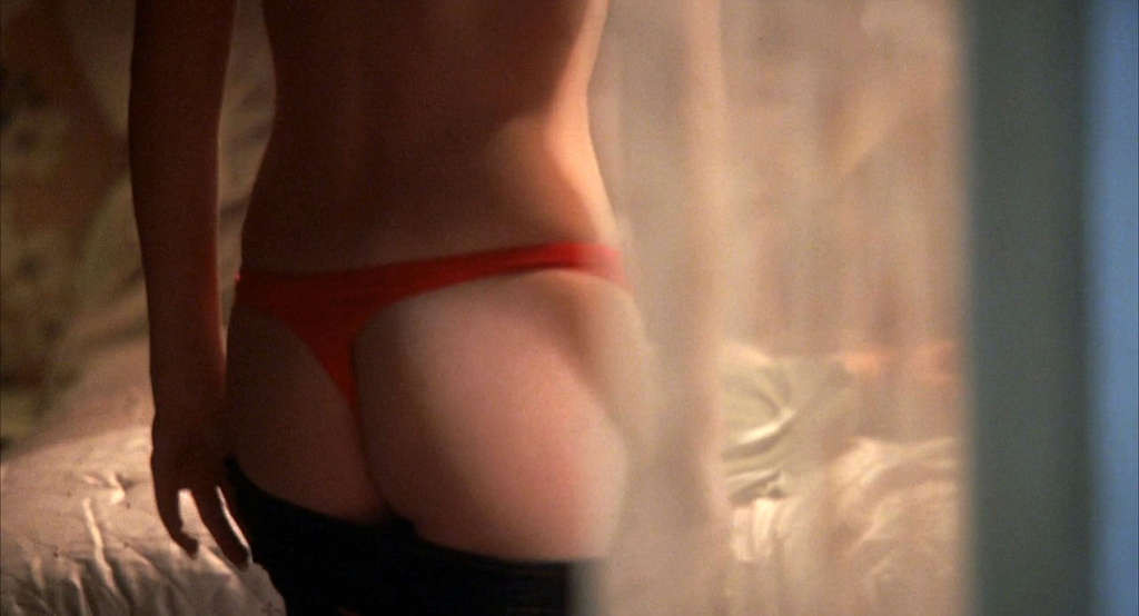 Elisha cuthbert mostrando el culo en tanga y el cuerpo en sujetador
 #75368648