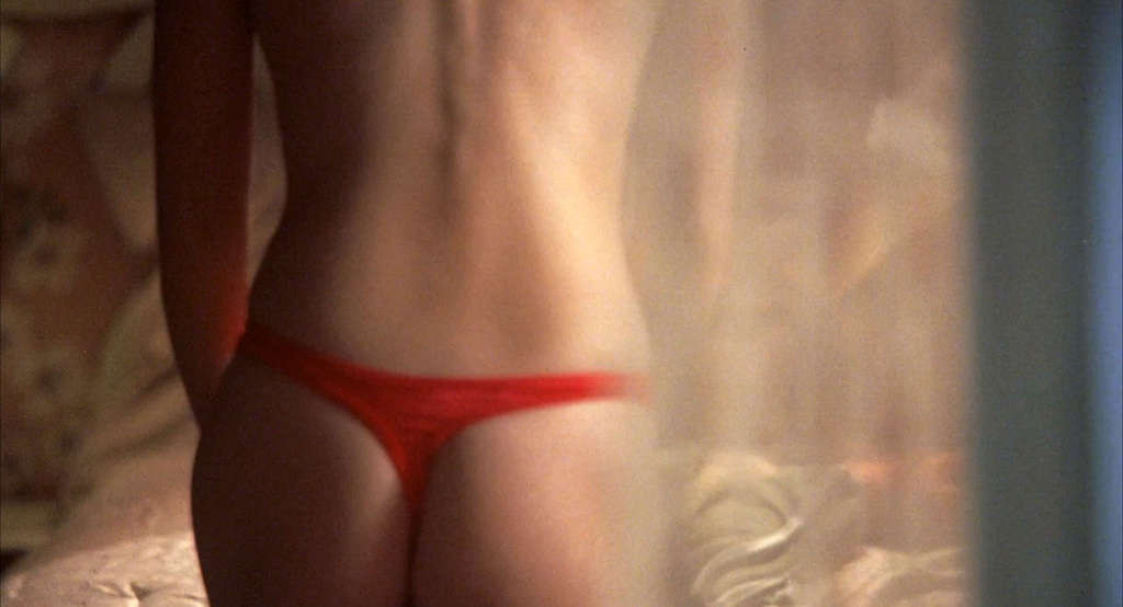 Elisha cuthbert mostrando el culo en tanga y el cuerpo en sujetador
 #75368665