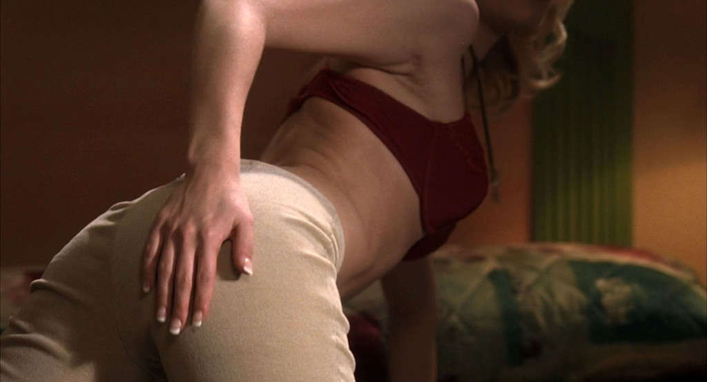 Elisha cuthbert mostrando el culo en tanga y el cuerpo en sujetador
 #75368689