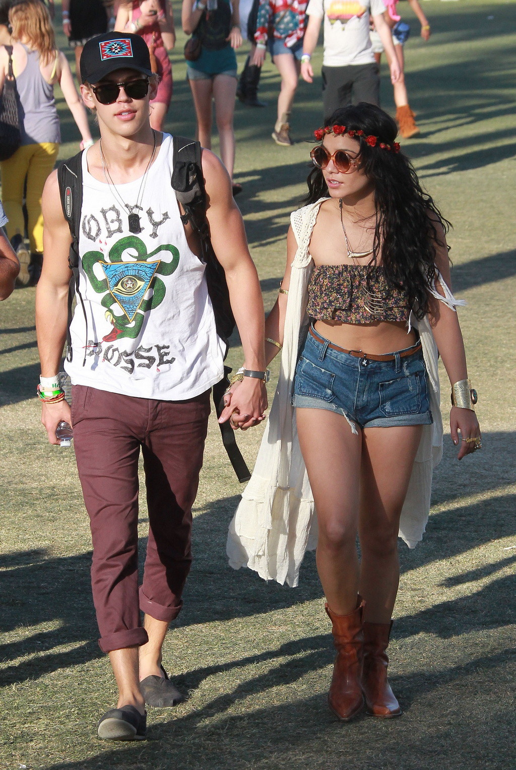 Vanessa hudgens busty booty in top pancia e pantaloncini denim a 2012 coachella val
 #75266307