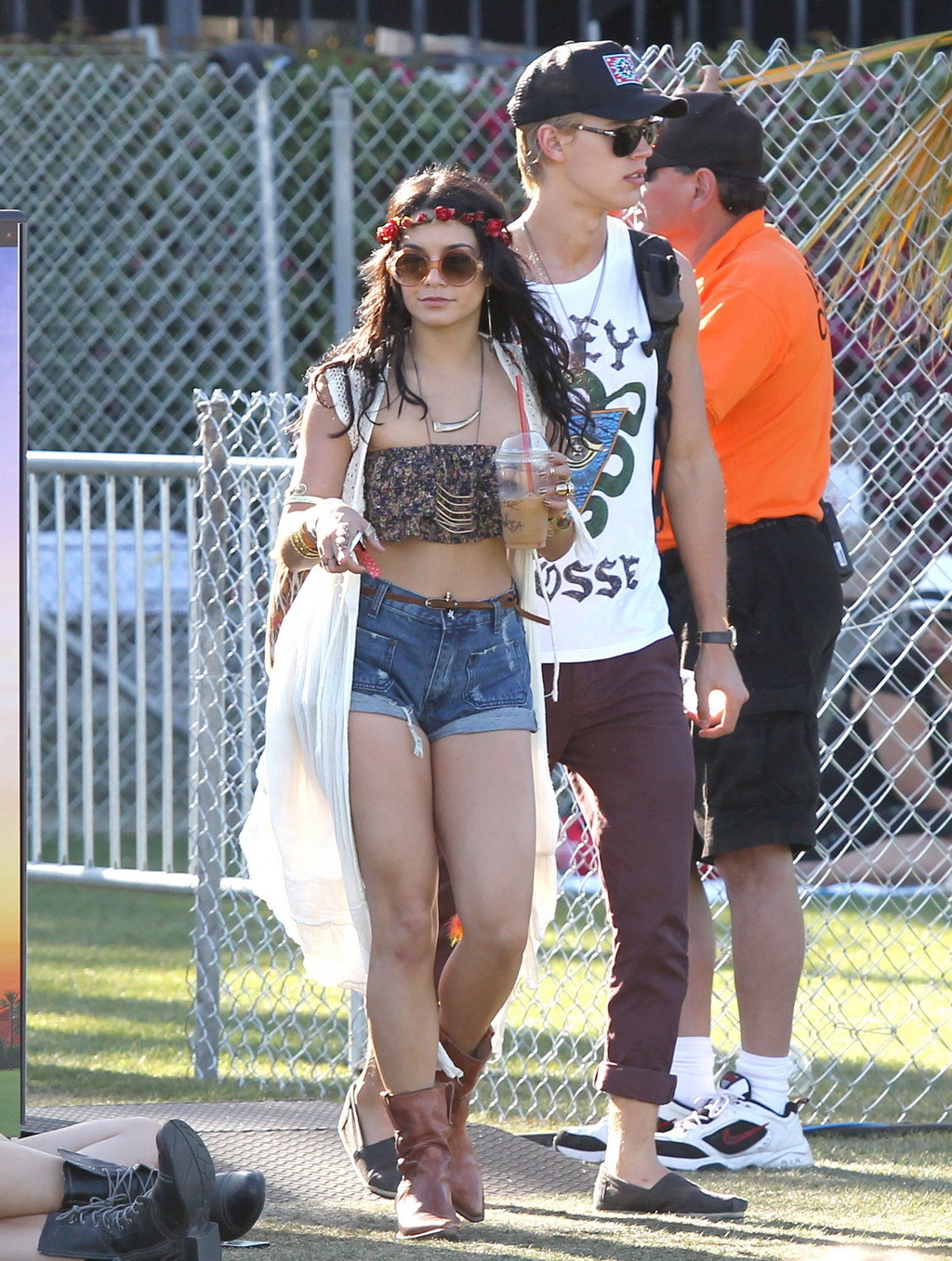 Vanessa hudgens busty booty in top pancia e pantaloncini denim a 2012 coachella val
 #75266355