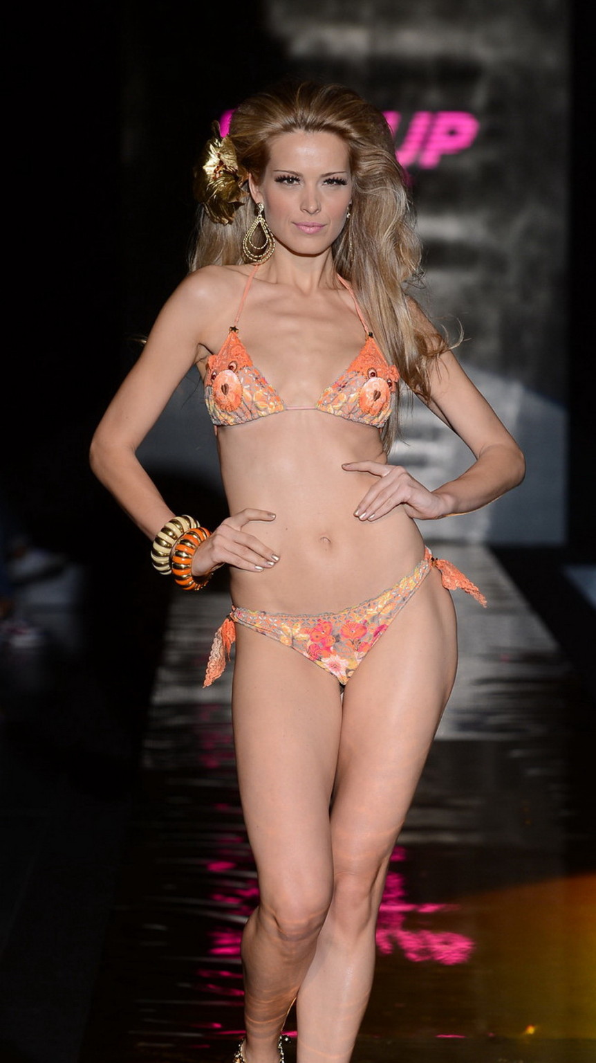 Petra nemcova exponiendo su cuerpo caliente en dos conjuntos de bikini floral en pinup stars run
 #75252008
