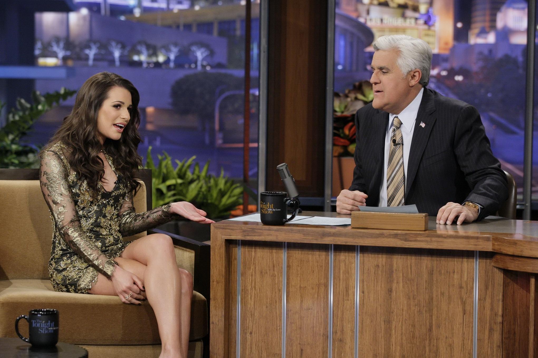 Lea michele langbeinig im Minikleid in der Joey Leno Show
 #75279985