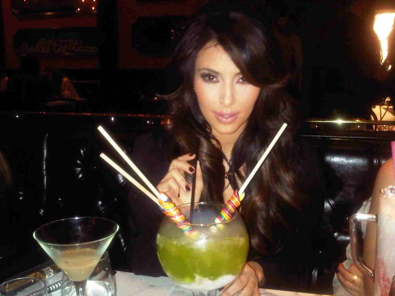 Kim Kardashian guardando cazzo caldo e sexy sulle sue foto private
 #75311590
