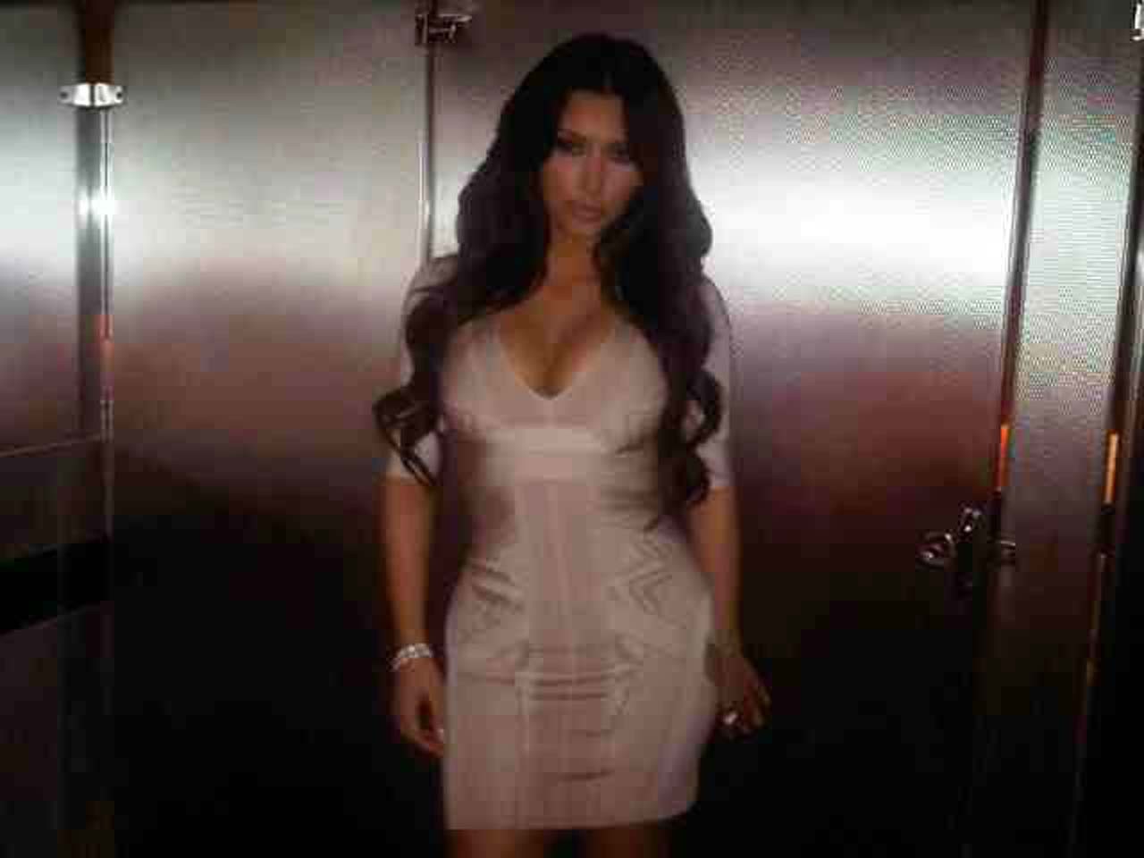 Kim kardashian en train de se montrer sexy sur ses photos privées
 #75311606