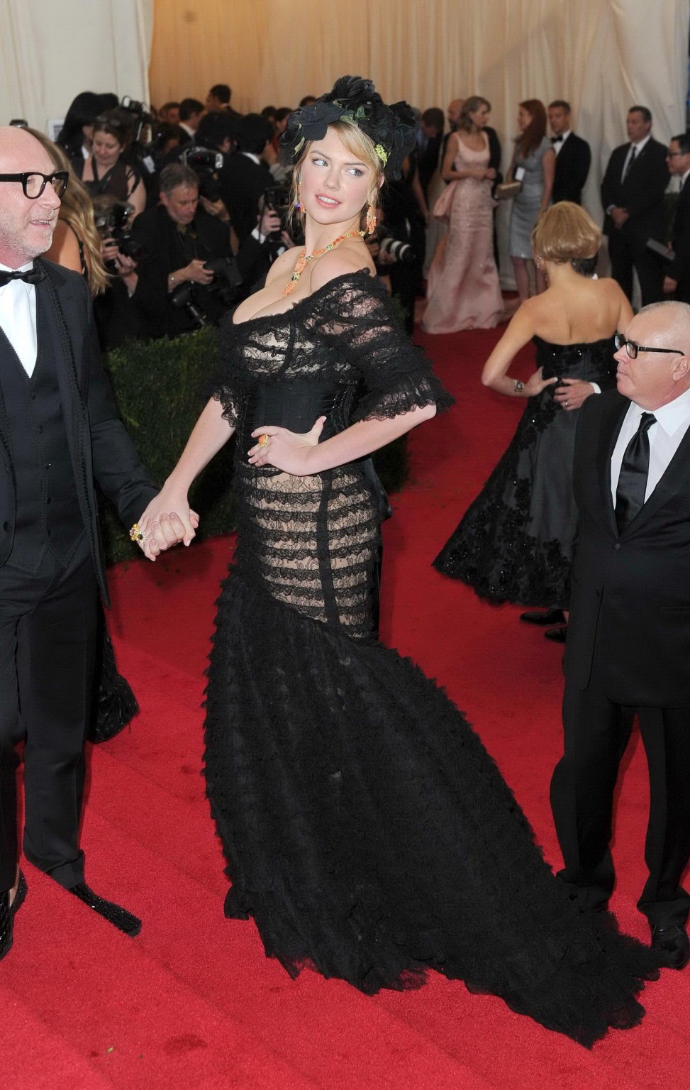 Busty Kate Upton showing cleavage at the 2014 Met Gala in NY #75197362