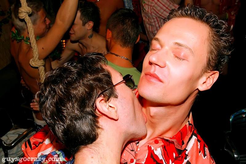 Des goujons musclés utilisant leurs bites comme des baguettes de sourcier lors d'une fête gay.
 #76983346