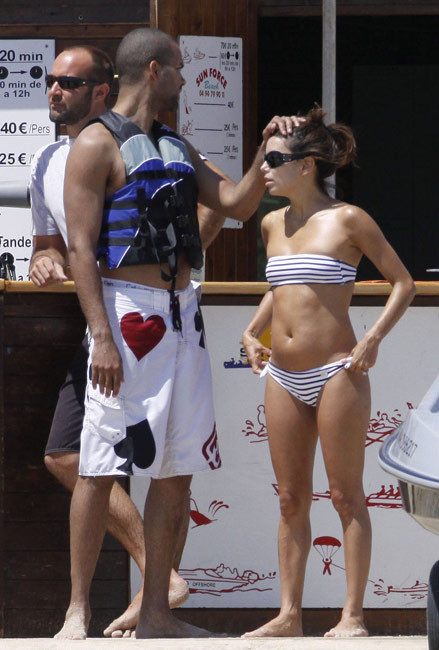 Eva Longoria che mostra un bel culo in bikini
 #75380556