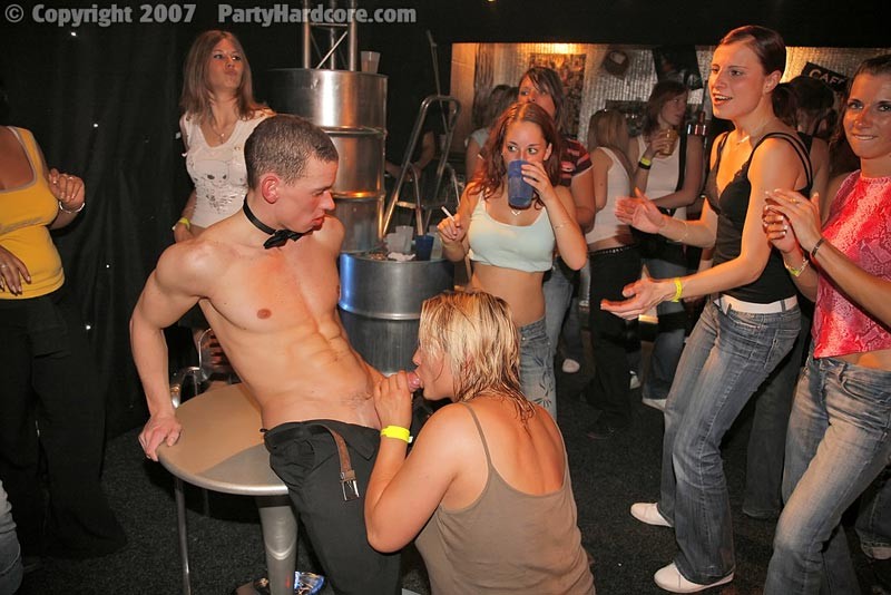 Geile Babes ficken männliche Stripper auf Hardcore-Orgie-Party
 #76854107