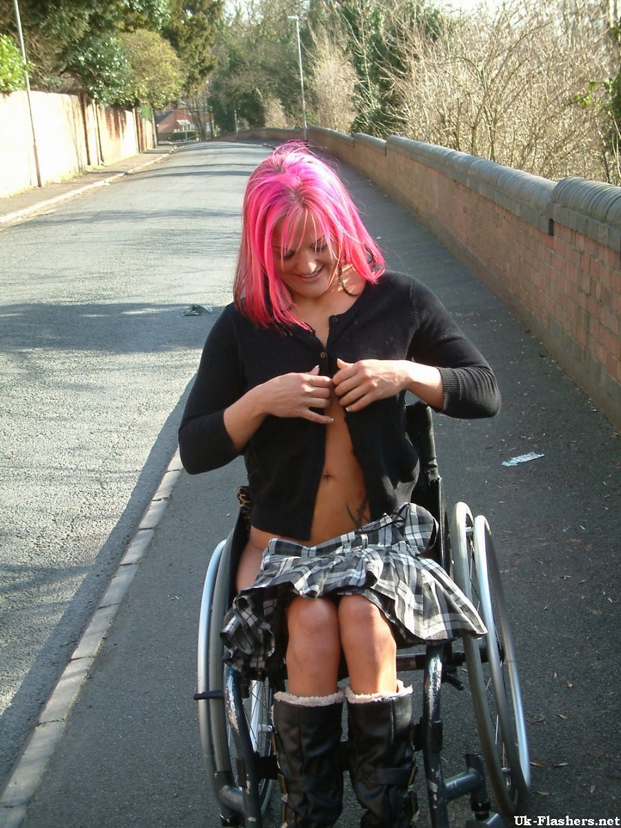 Behinderte öffentliche Nacktheit von Redhead Voyeur Babe Leah Caprice im Freien Muschi f
 #71038766