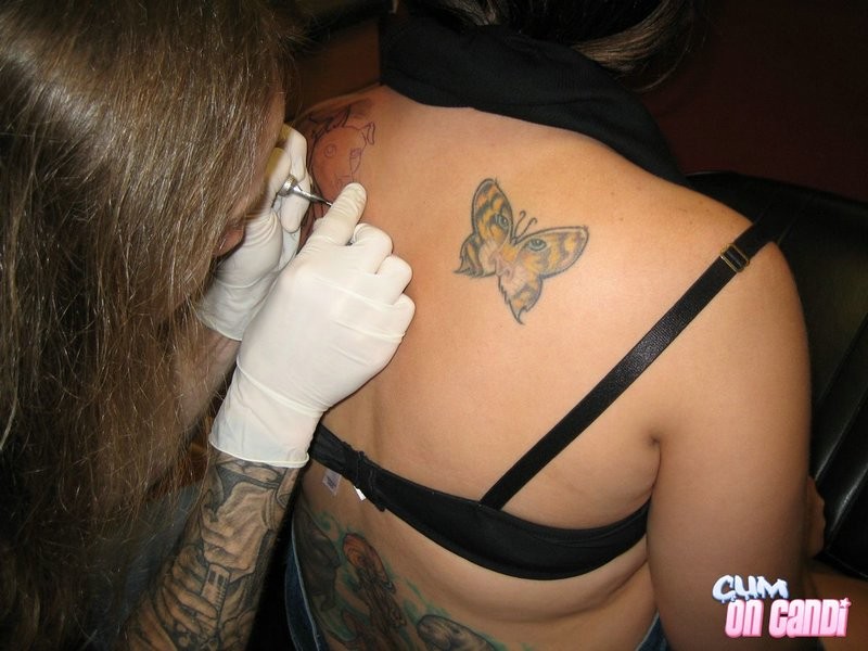 Candi trabajando en su próximo tatuaje
 #75553008