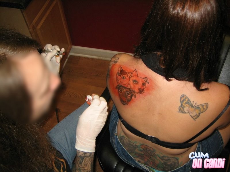 Candi trabajando en su próximo tatuaje
 #75553039