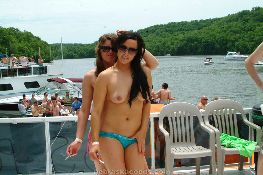 Nebraska coeds ir desnudo en la fiesta del barco de la cala del partido
 #67505940