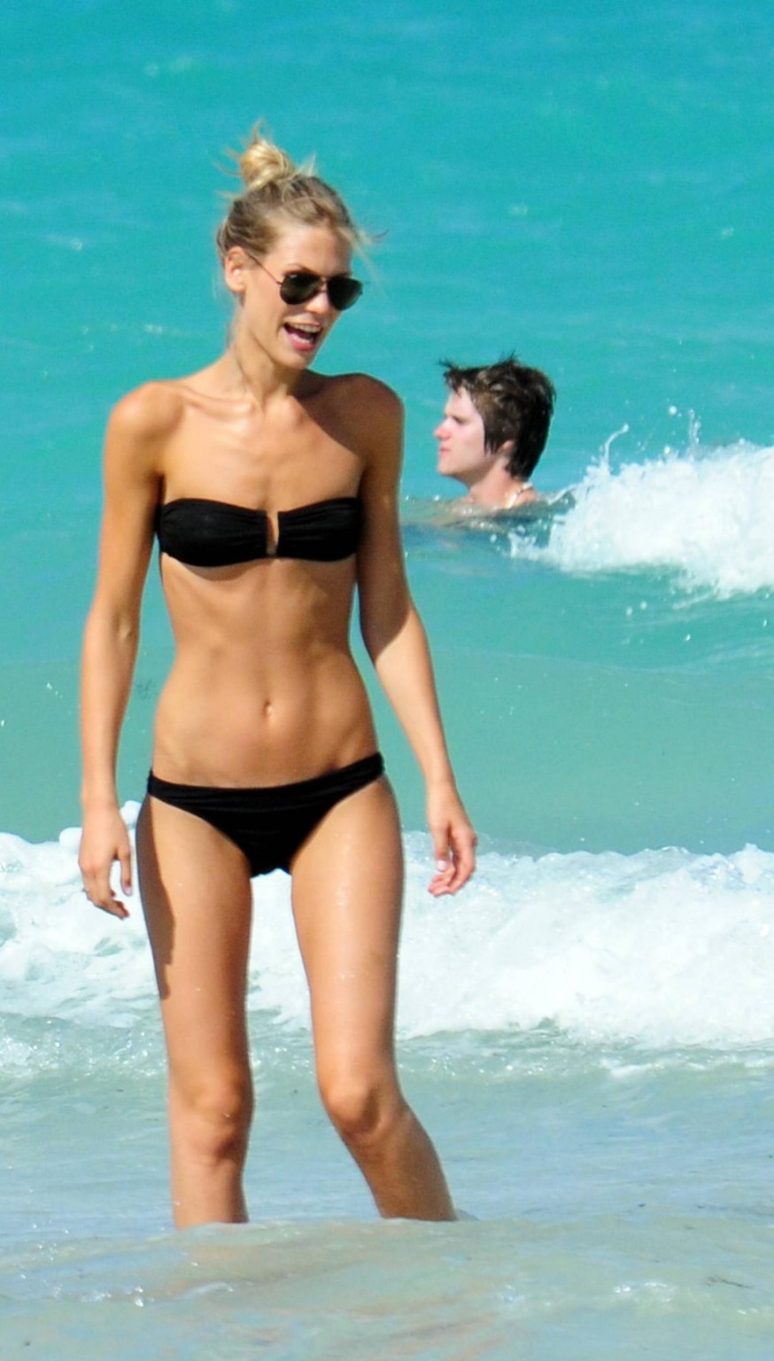 Sarah brandner portant un bikini noir sans bretelles sur la plage de Miami
 #75302039