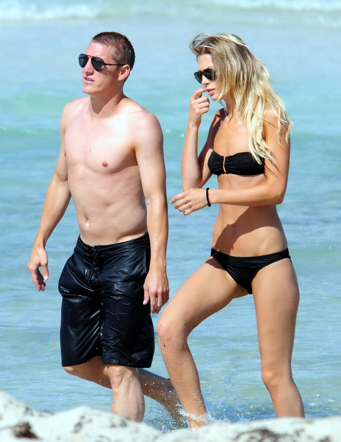 Sarah brandner portant un bikini noir sans bretelles sur la plage de Miami
 #75302106