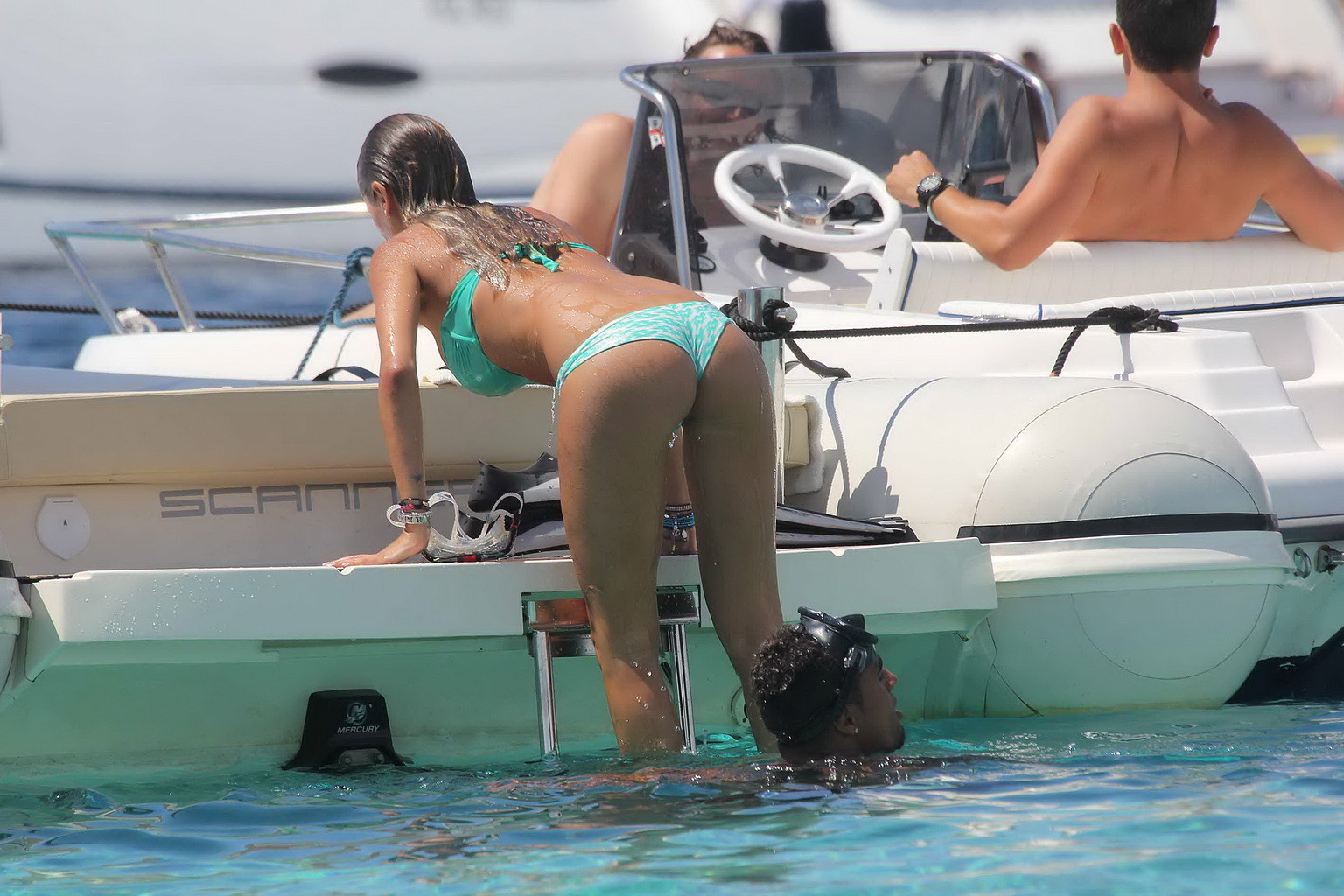 Wunderschöne Melissa Satta trägt grünen Tanga-Bikini auf dem Boot in Sardinien
 #75258322