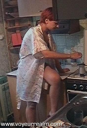 Amateur Frau macht Kaffee in der Küche
 #79347522