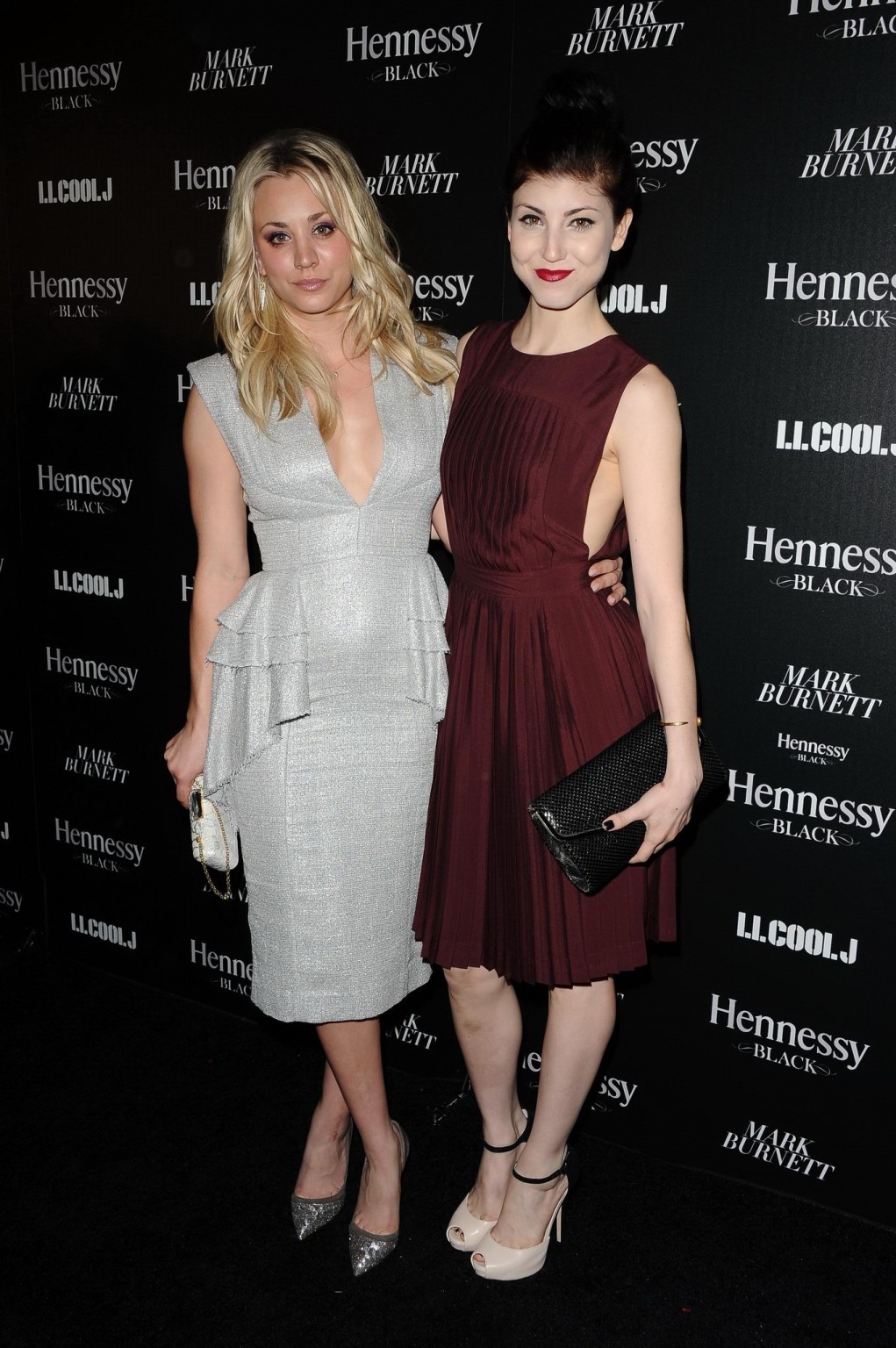 Kaley cuoco mostrando un enorme escote en la fiesta de los pre-grammy de hennessy en beverly hi
 #75240254