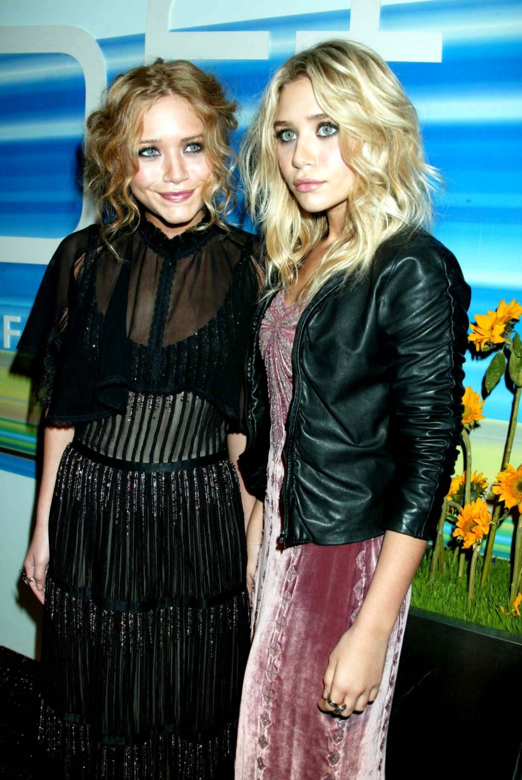 Las gemelas pequeñas y sexys Mary Kate y Ashley Olsen desnudas y con transparencias
 #75370405