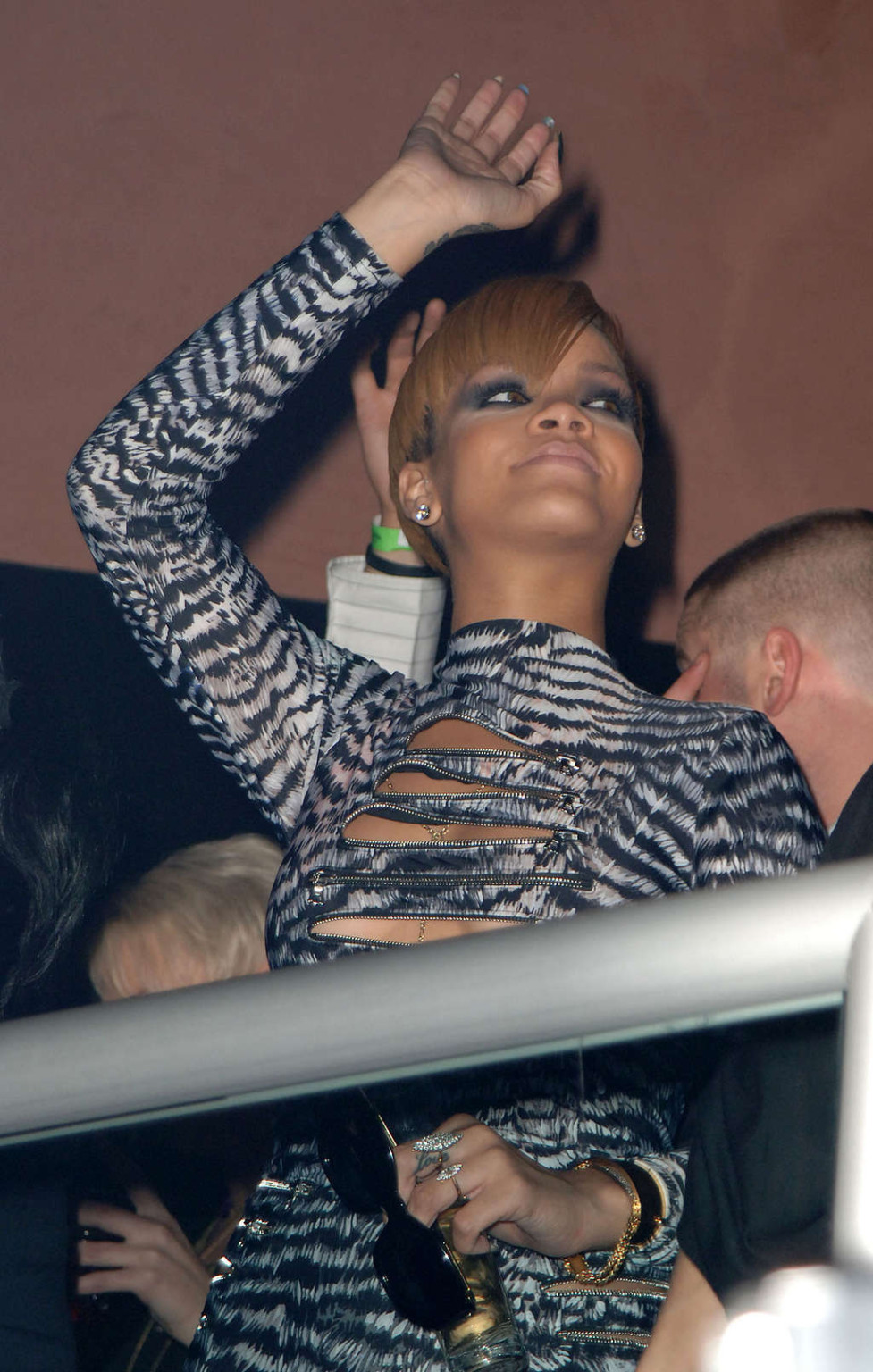 Rihanna disfrutando en la fiesta y mostrando su culo sexy en la falda
 #75371254